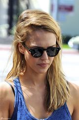 组图：杰西卡-阿尔芭蓝色小背心搭印花裤