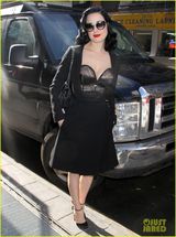 组图：脱衣舞娘蒂塔-万提斯亮相 半裸胸秀雪乳