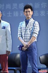 高清图：林志颖格子衫背带裤帅气 赞儿子艺感强