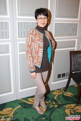 组图：白雪仙梅雪诗纪念任剑辉 贵气珠宝环身