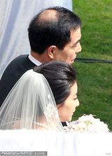 组图：郭晶晶婚礼直击 郭晶晶妆容精致随父入场