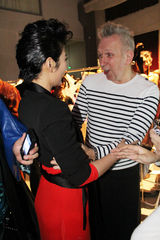 组图：黄奕时尚秀“红与黑”干练妩媚