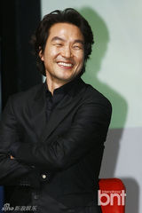 组图：姜素拉黑裙透视装亮相《帕瓦罗蒂》发布