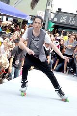 幻灯图：萧敬腾帅气现身 庆祝演唱会高销售成绩