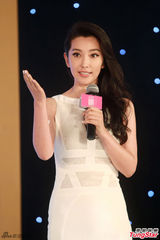 组图：李冰冰白色紧身裙亮相 秀丽卷发光彩照人