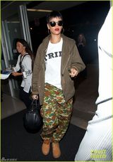 组图：蕾哈娜军装风装扮帅气十足