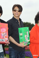 组图：陶喆与萧敬腾共游花博 自曝不排斥今年结婚