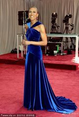 组图：群星闪耀红毯 暮光女拄拐海瑟薇优雅