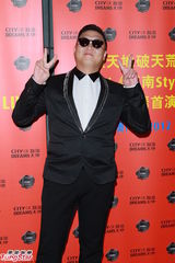 组图：PSY火红西装夜游维港 出手阔绰作风亲民