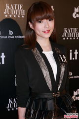 组图：周丽淇连诗雅干练造型亮相时装秀