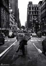 组图：黄海波复古写真演绎冷峻时尚绅士