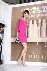 组图：隋棠任一日店长 桃红色斜肩礼服性感亮相