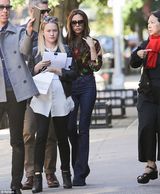 组图：辣妹维多利亚复古牛仔裤帅气 美腿曲线修长