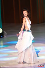 组图：港姐大尺度深V秀乳沟 背部全裸纤腰曼妙