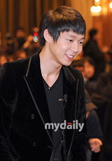 组图：金贤珠朴有天出席《闪闪发光的》发布会