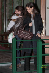 组图：阿汤哥全家外出就餐被拍 苏瑞全程埋头不露面