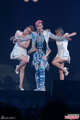 组图：罗志祥香港开唱 谭咏麟相挺当和事佬