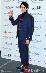 组图：孔贤珠李钟硕参加首尔时尚周高泰龙展