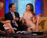 组图：米兰达低胸露事业线 扳腿秀软功贴男主持