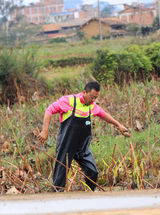 组图：《爸爸》萌爸林志颖劳作搞怪似少年