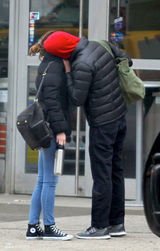 组图：《绯闻女孩》QueenB新婚 与老公当街热吻