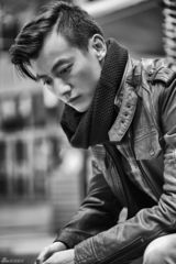 组图：是安黑白大片演绎文艺理想男 玩转时空倒影