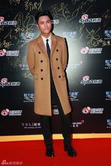 组图：微博之夜红毯 陈坤微笑亮相帅气有型