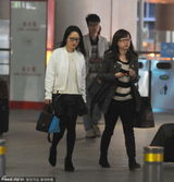 组图：杨钰莹现身机场 为保靓丽容颜上车补妆