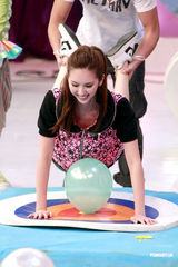 幻灯图：米雪等上节目胸爆气球 暧昧游戏姿势引遐想