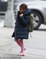 组图：小苏瑞粉红打底裤亮相 独自进学校感孤单