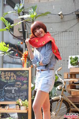 组图：杨谨华清新甜美 短裤亮相秀长腿