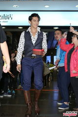 组图：汪东城帅气亮相 衣着新潮长靴抢镜