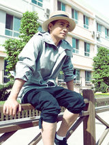 高清组图：何晟铭街拍LOOK 运动装扮搭配草帽