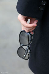 高清图：孙梅竞街拍LOOK 黑色大衣搭配白色衬衣