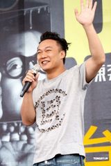 高清图：陈奕迅签唱会搞怪 演唱会加场回馈歌迷