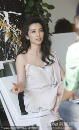 高清图：李冰冰受访换三套 白裙清纯随性红裙妩媚