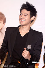 组图：SHINee抵台会粉丝 记者会破冰雕庆功