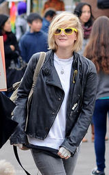 幻灯图集：德鲁-巴里摩尔闹市遛狗 墨镜有个性 