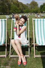 组图：张歆艺伦敦休闲写真 慵懒小女人风情