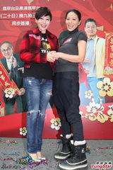 组图：滕丽名提前获赠生日礼物 薛家燕旅行过年