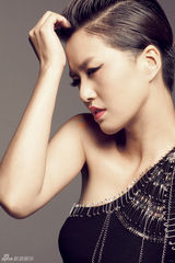 组图：亚运推广大使谭维维时尚造型大片曝光