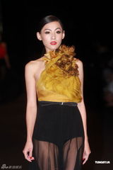 组图：张柏芝专程回港当模特 天桥走秀圆儿时梦