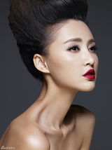 组图：张歆艺登杂志封面 复古风大玩红唇诱惑