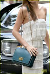 组图：米兰达蕾丝吊带长裙优雅性感 亲和挥手