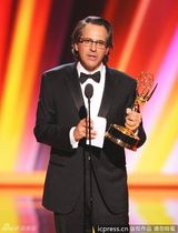 组图：艾美奖现场 《胜利之光》获剧情类剧本奖