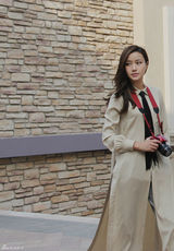 组图：韩雨芹街拍演绎女记者穿出气场