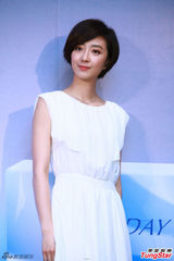 组图：桂纶镁长裙亮相代言优雅文静