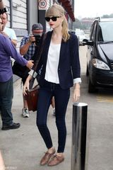 组图：泰勒悉尼电台宣传 小西装显帅气干练