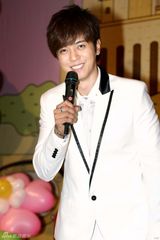 幻灯图：罗志祥庆生签“婚约” 模仿教练秀肌肉