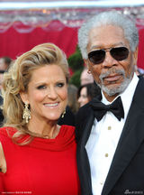 高清图：奥斯卡红毯 弗里曼墨镜遮面携妻子亮相